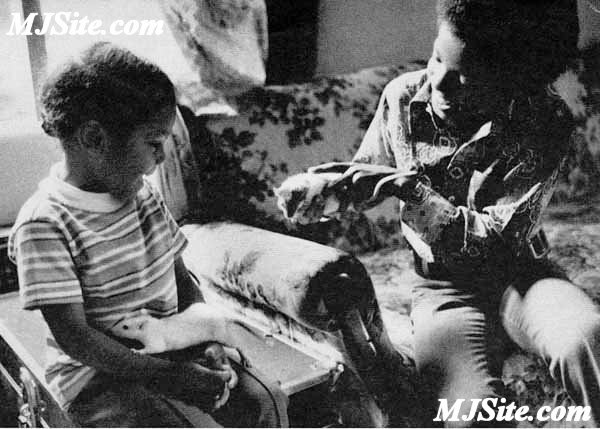 Playing with Michael's pet rats as a child (Photo MJSite.com)